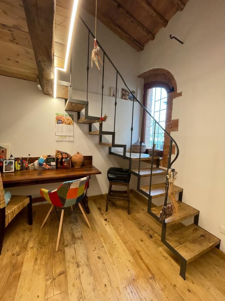 scala da interni  in legno antico di recupero