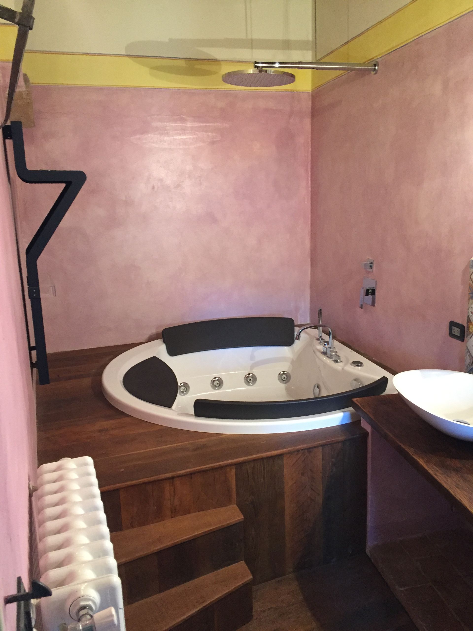 legno antico di recupero usato come parquet da bagno