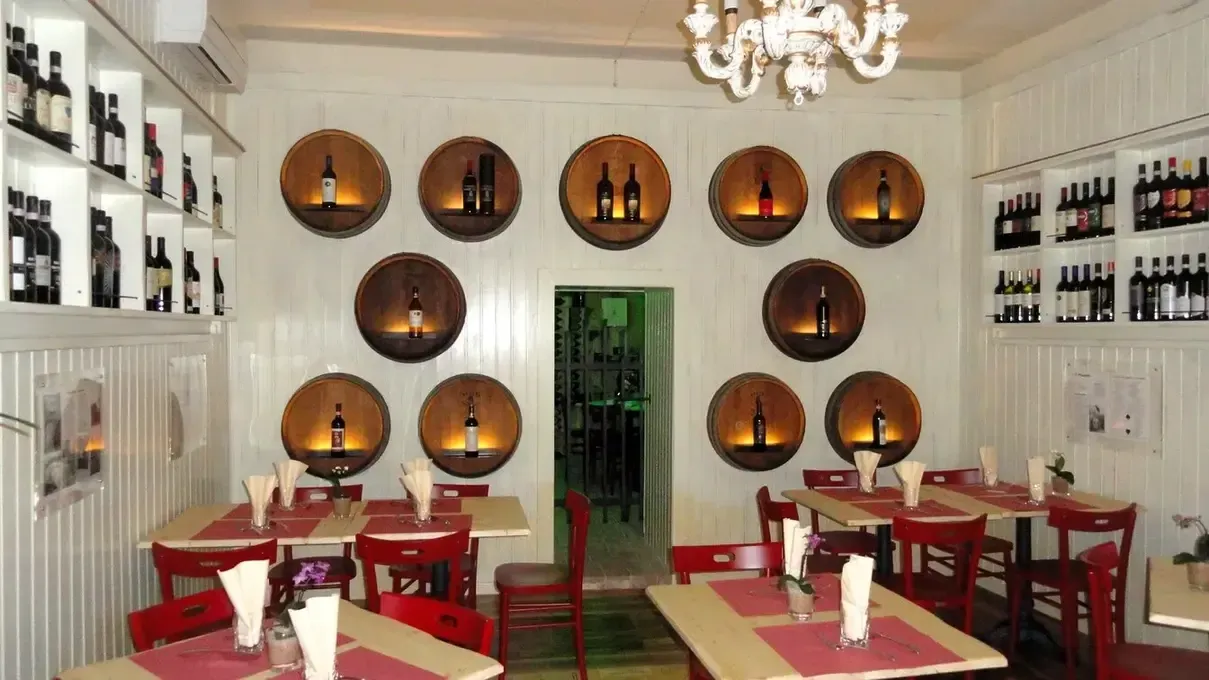 interni di un ristorante pub osteria arredati con parquet antico di recupero