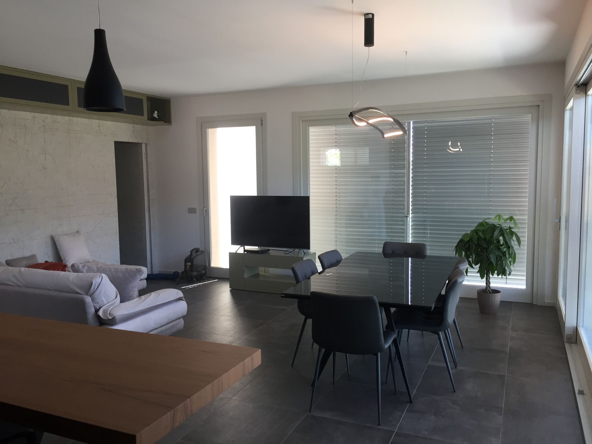 parquet, tavoli e infissi in legno antico di recupero