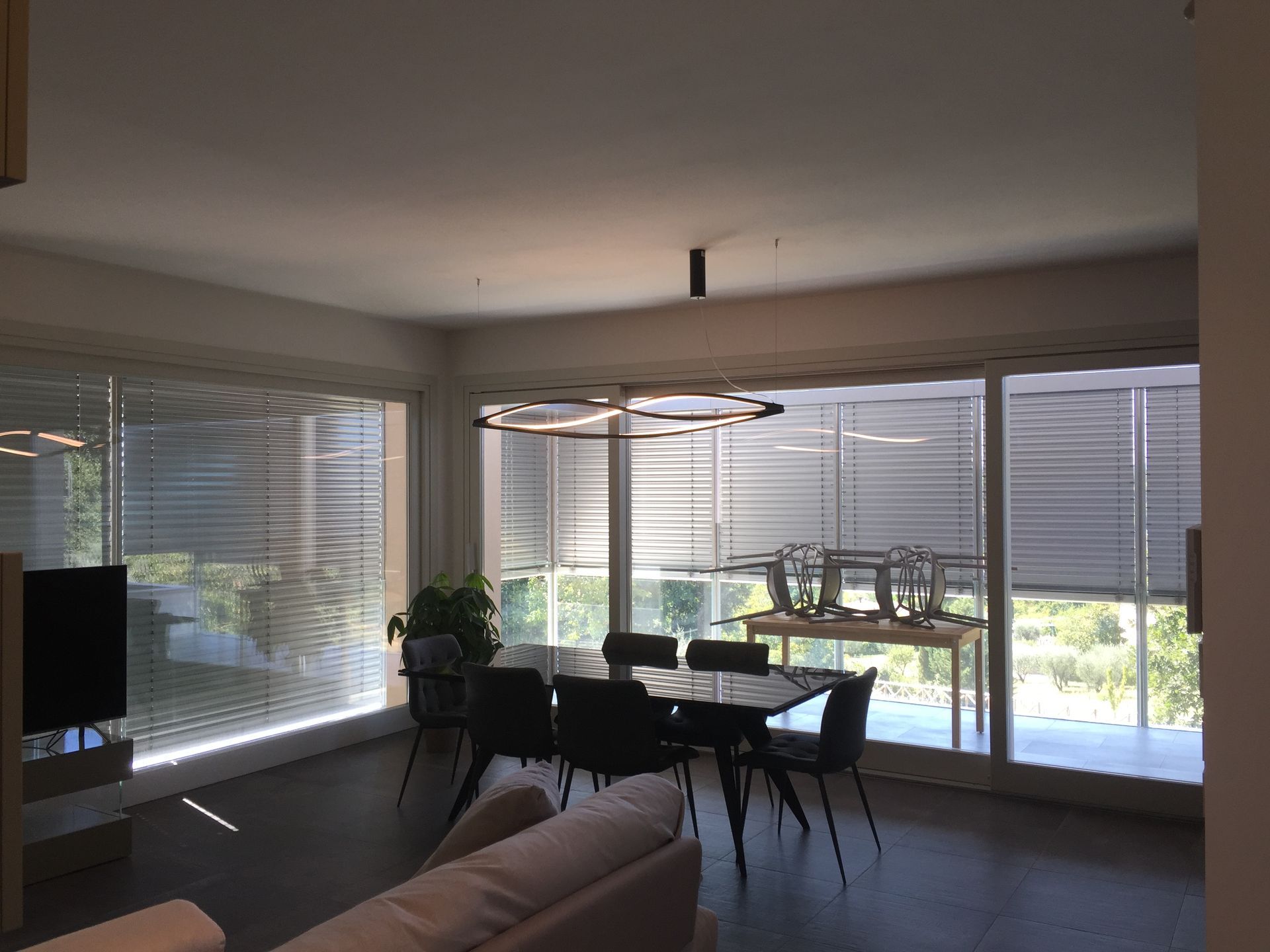 parquet, tavoli e infissi in legno antico di recupero