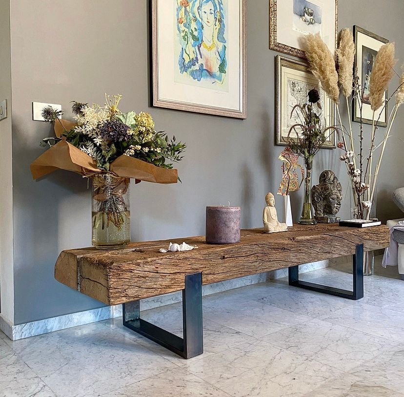 antica trave usata come mobile da soggiorno