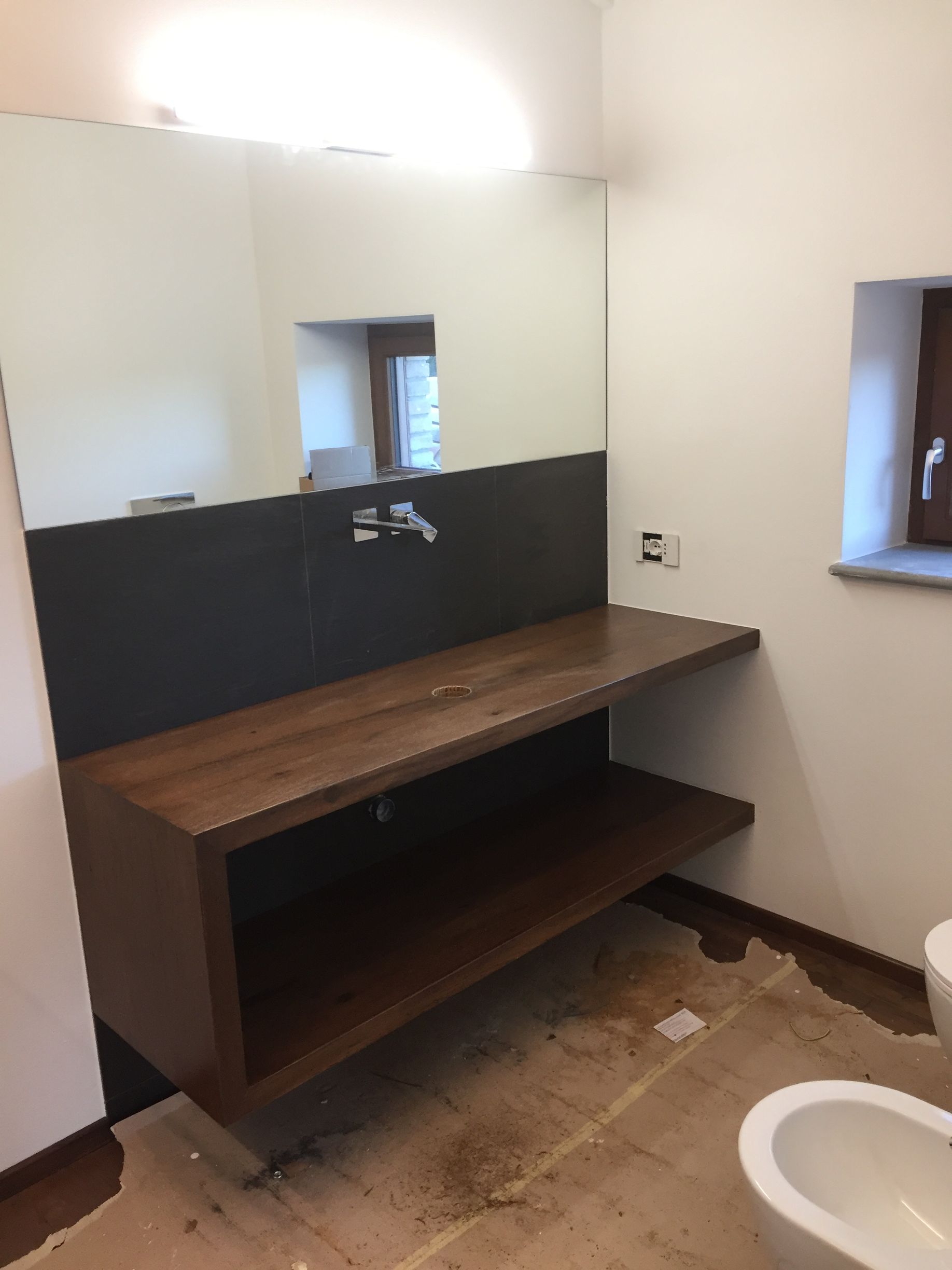 mobili da bagno in legno antico di recupero