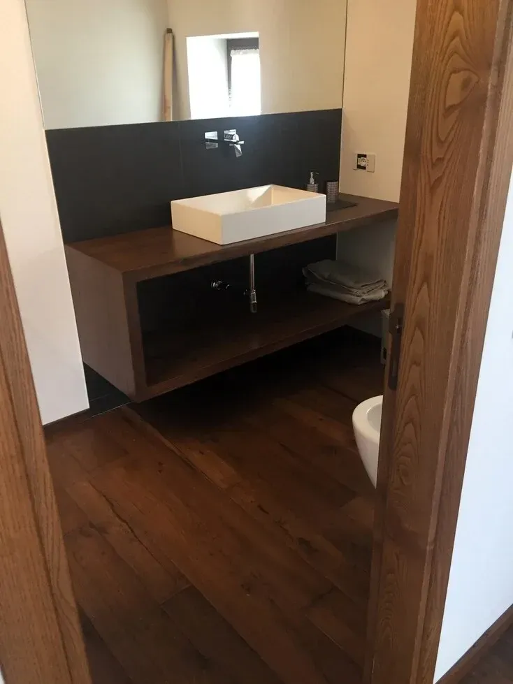 parquet antico di recupero da bagno, mobile sottolavabo posati e installati
