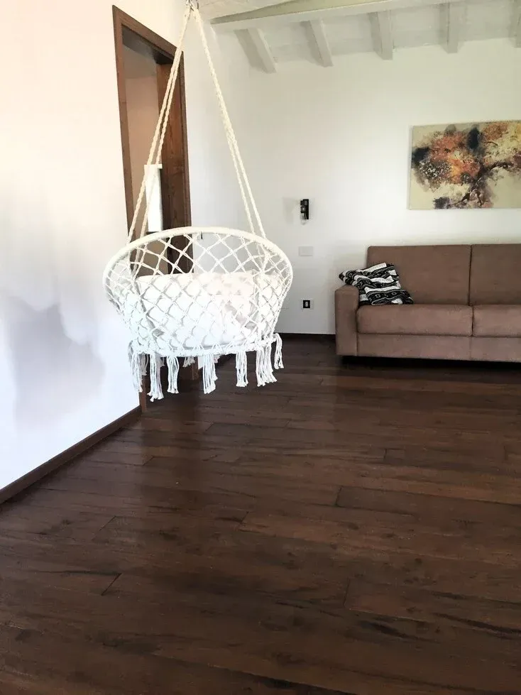 parquet antico posato in soggiorno di una villa toscana