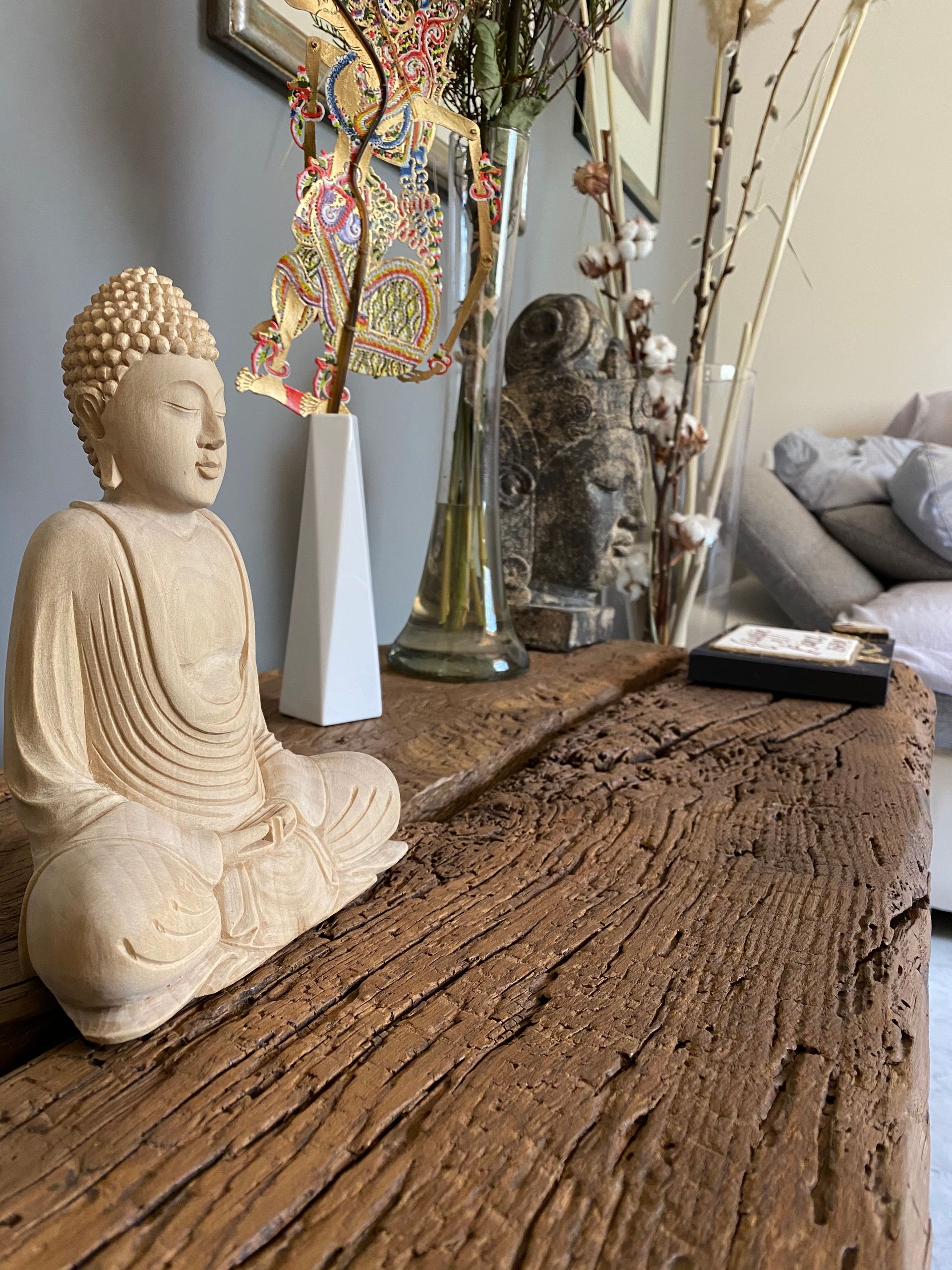 Antica trave dei legno di recupero diventata un mobile basso da soggiorno