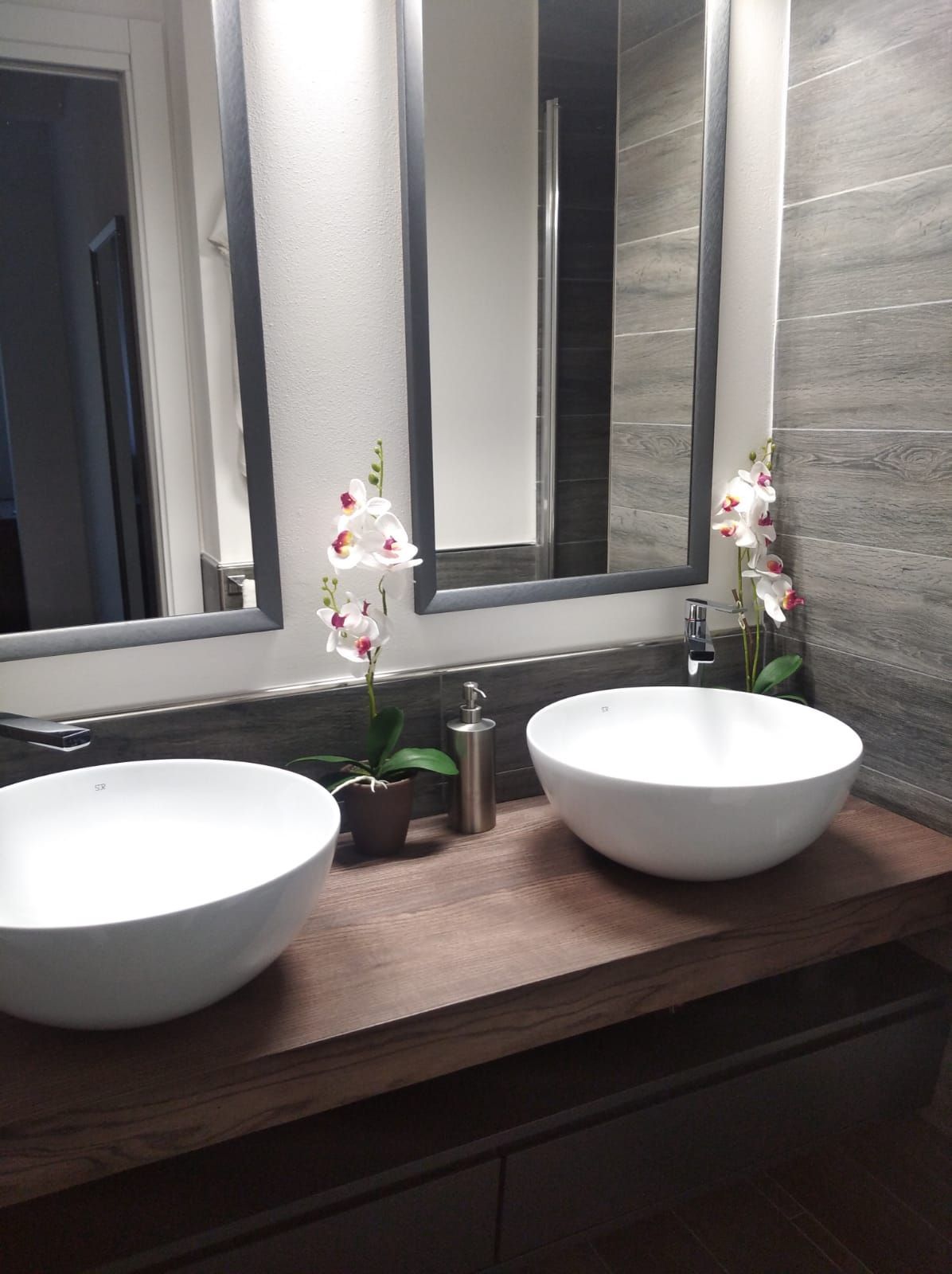 legno di recupero usato come sottolavabo da bagno