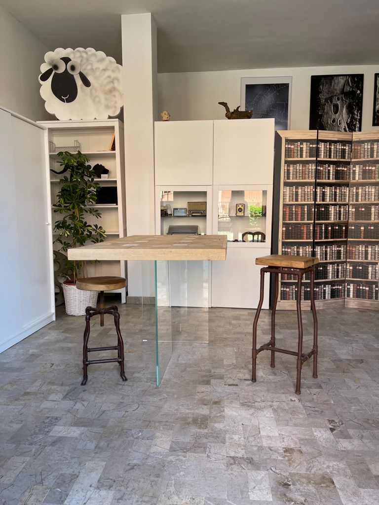 Tavolo e sgabelli di design Mannino