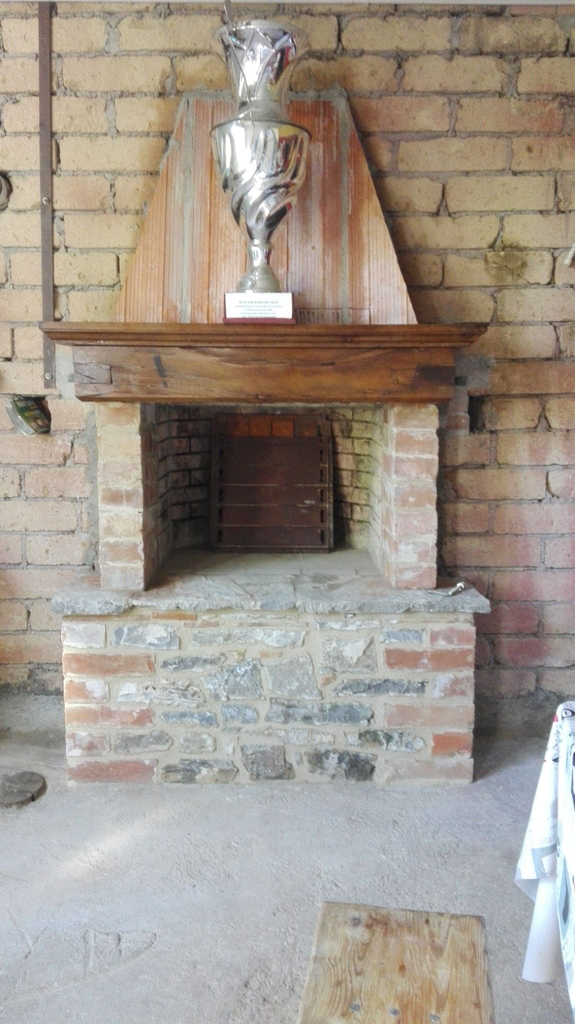 Realizzazioni con legno antico di recupero:  trave per camino