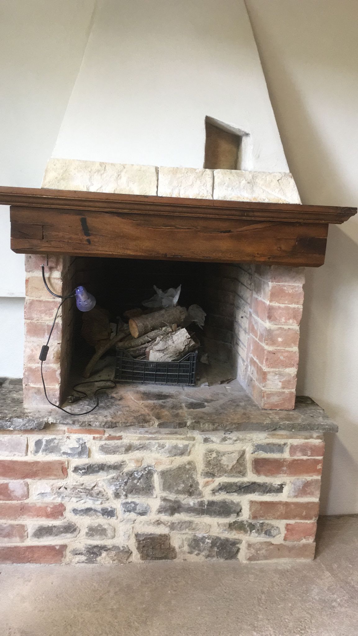 Realizzazioni con legno antico di recupero:  trave per camino