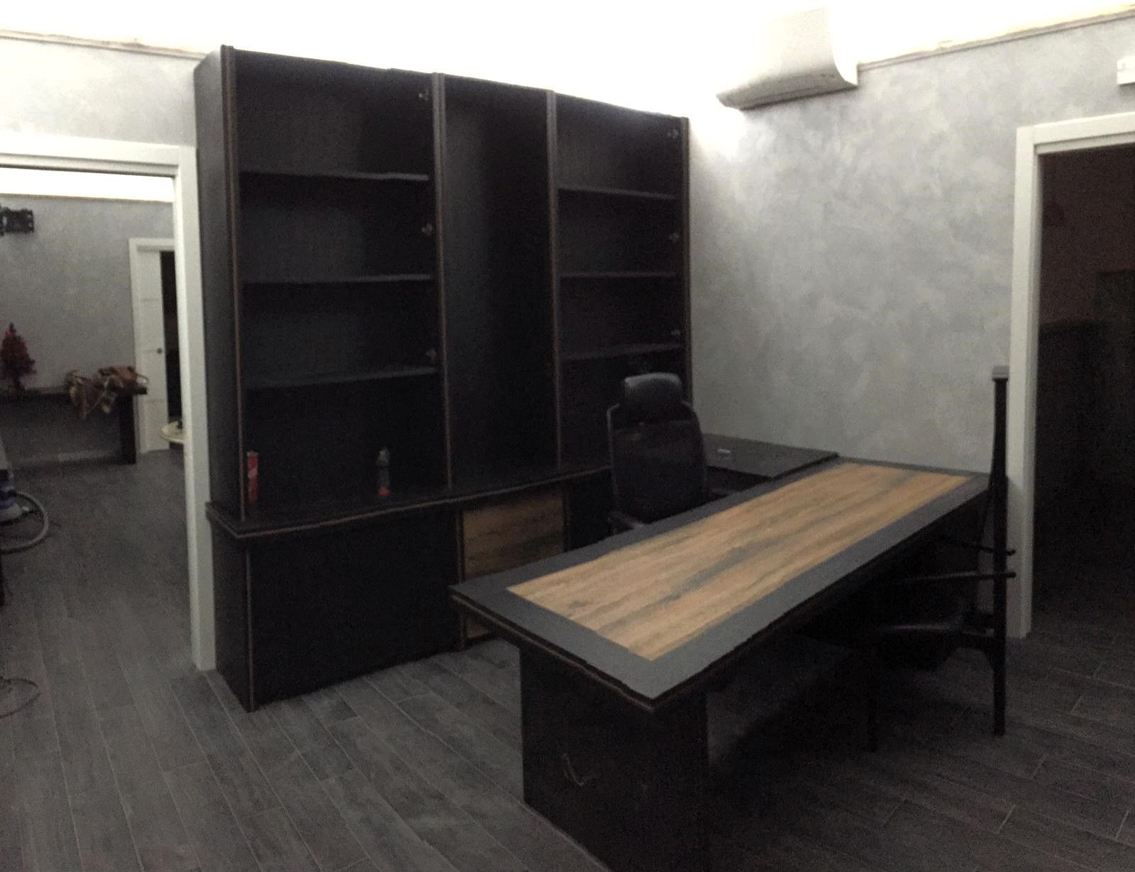 Mobili da ufficio realizzati con legno di recupero