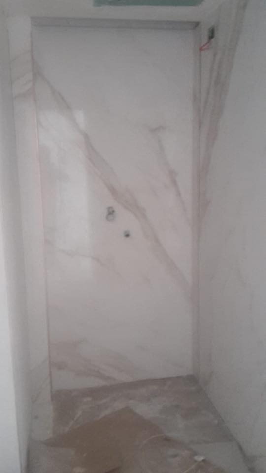 posa marmo su parete