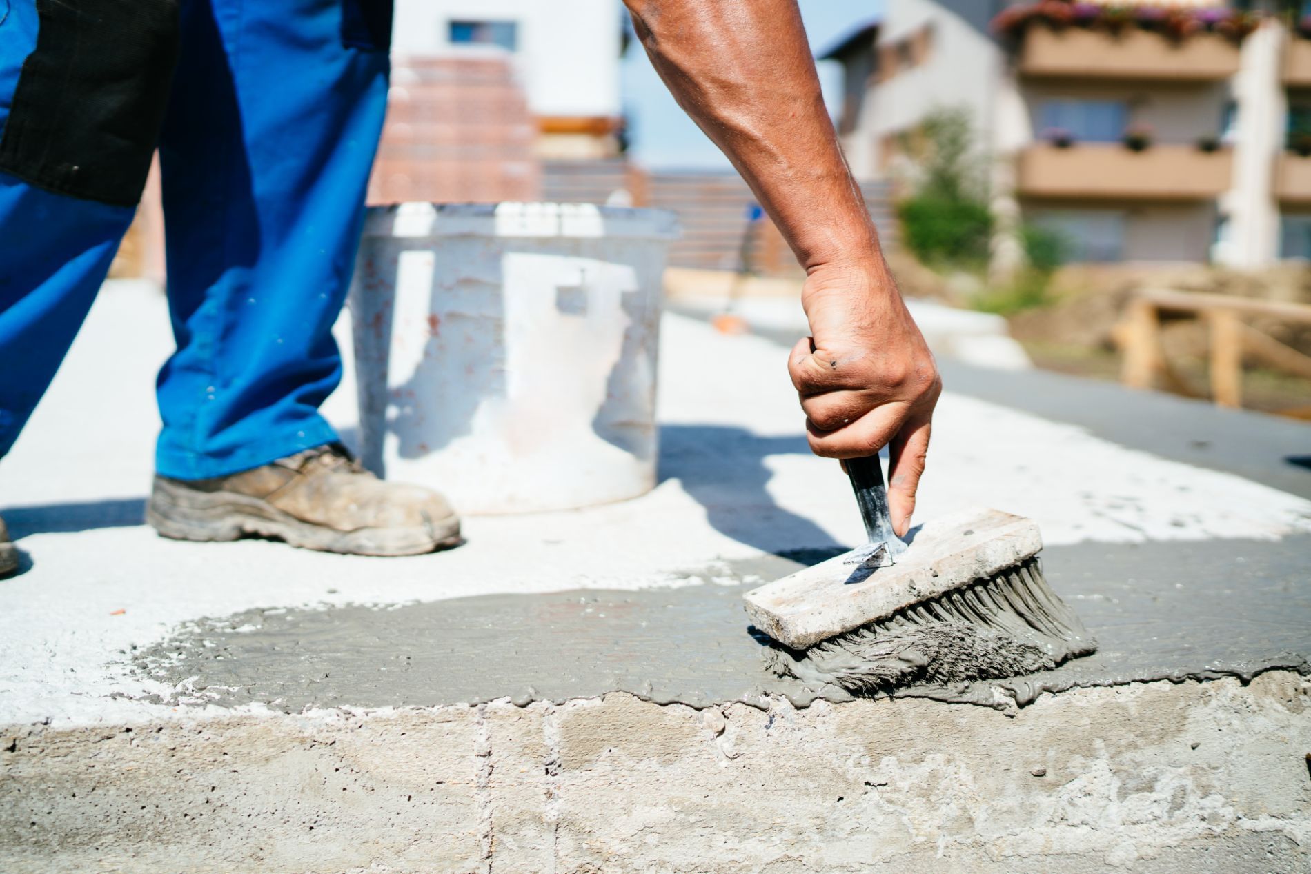 operaio durante una impermeabilizzazione