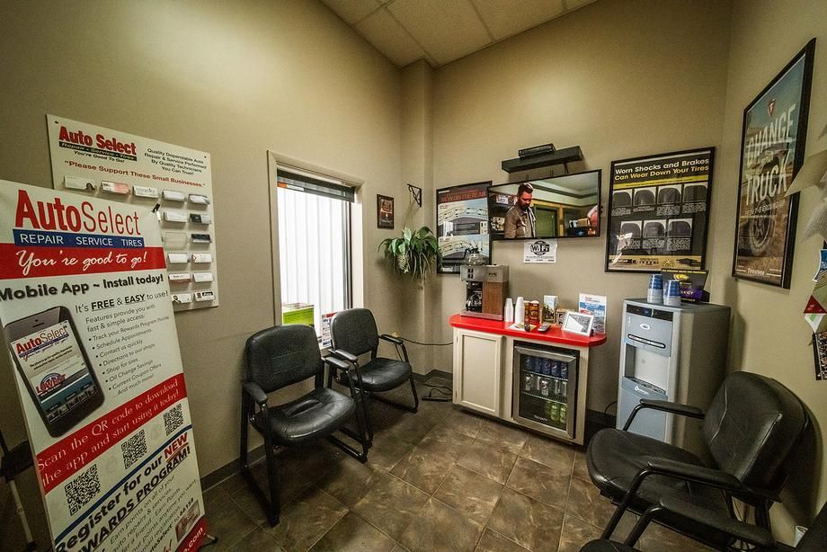A waiting room with chairs and a sign that says autosolar