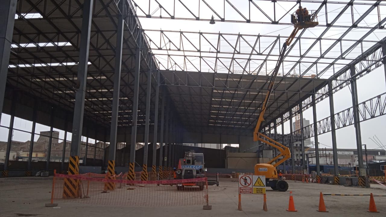 Pasillo con paredes y suelo de mármol, luz solar entrando a raudales, columnas a la derecha.