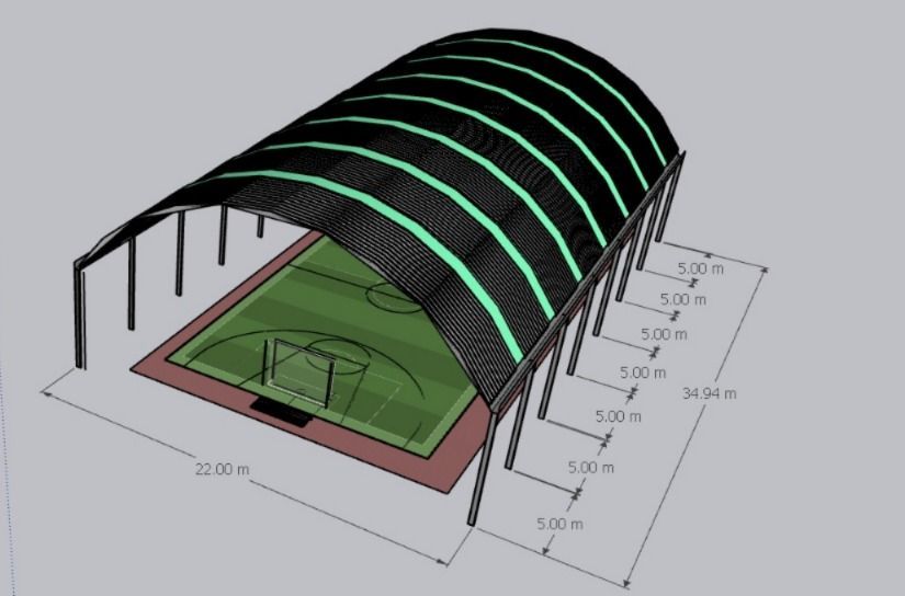 Grúa azul levantándose contra un cielo azul claro.