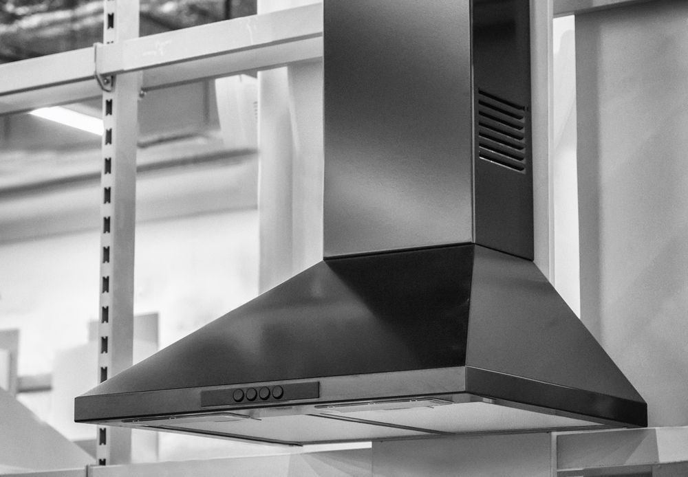 Casas de dos pisos en construcción con estructura expuesta y soportes de hormigón en un día soleado.