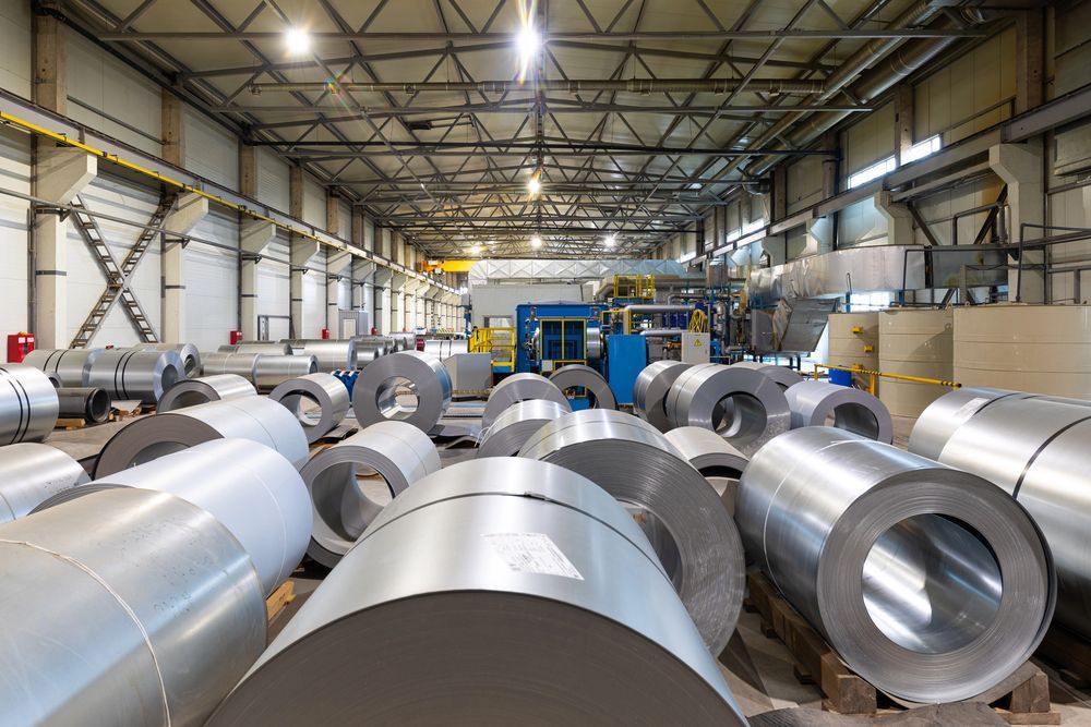 Grúa azul levantándose contra un cielo azul claro.