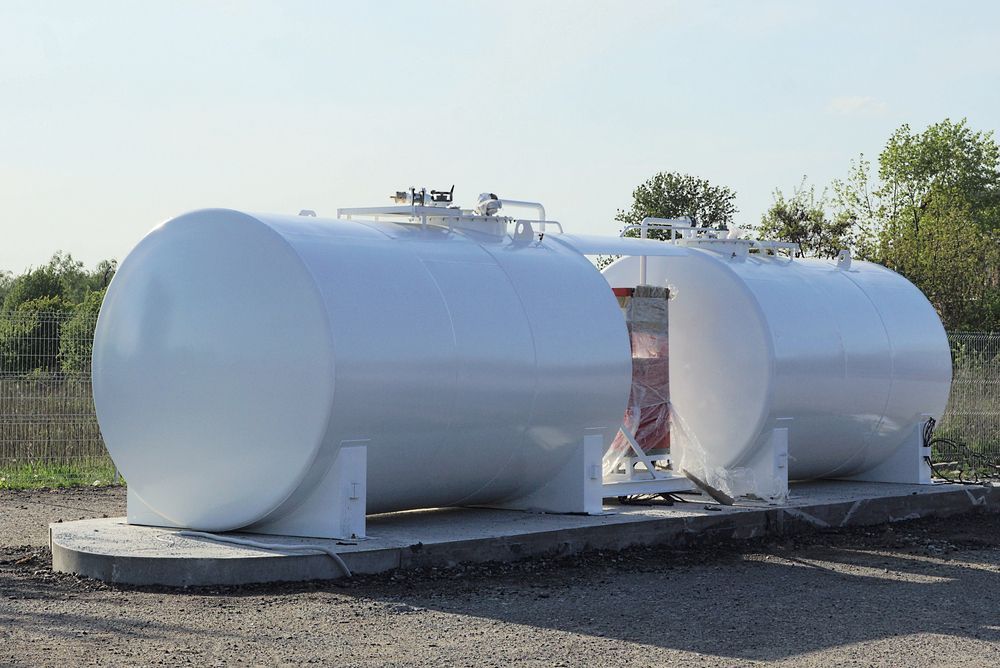 Obreros de la construcción construyen un muro de ladrillos con mortero y herramientas, con chalecos de seguridad