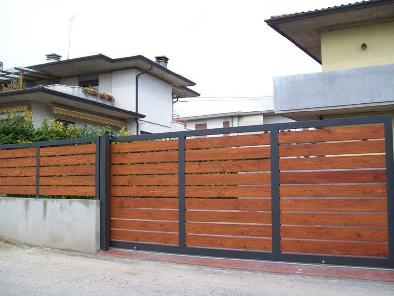 cancello in ferro scorrevole con dettagli in legno