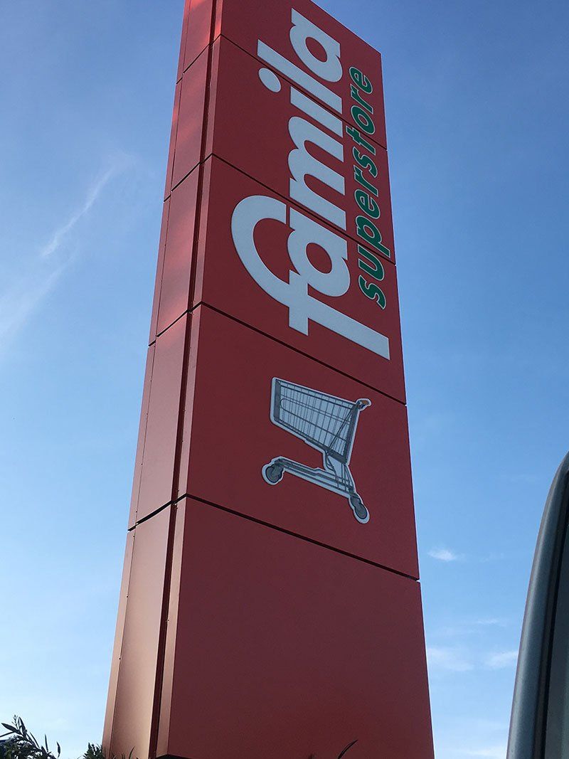 colonna rossa con scritto Famiglia Supermercato