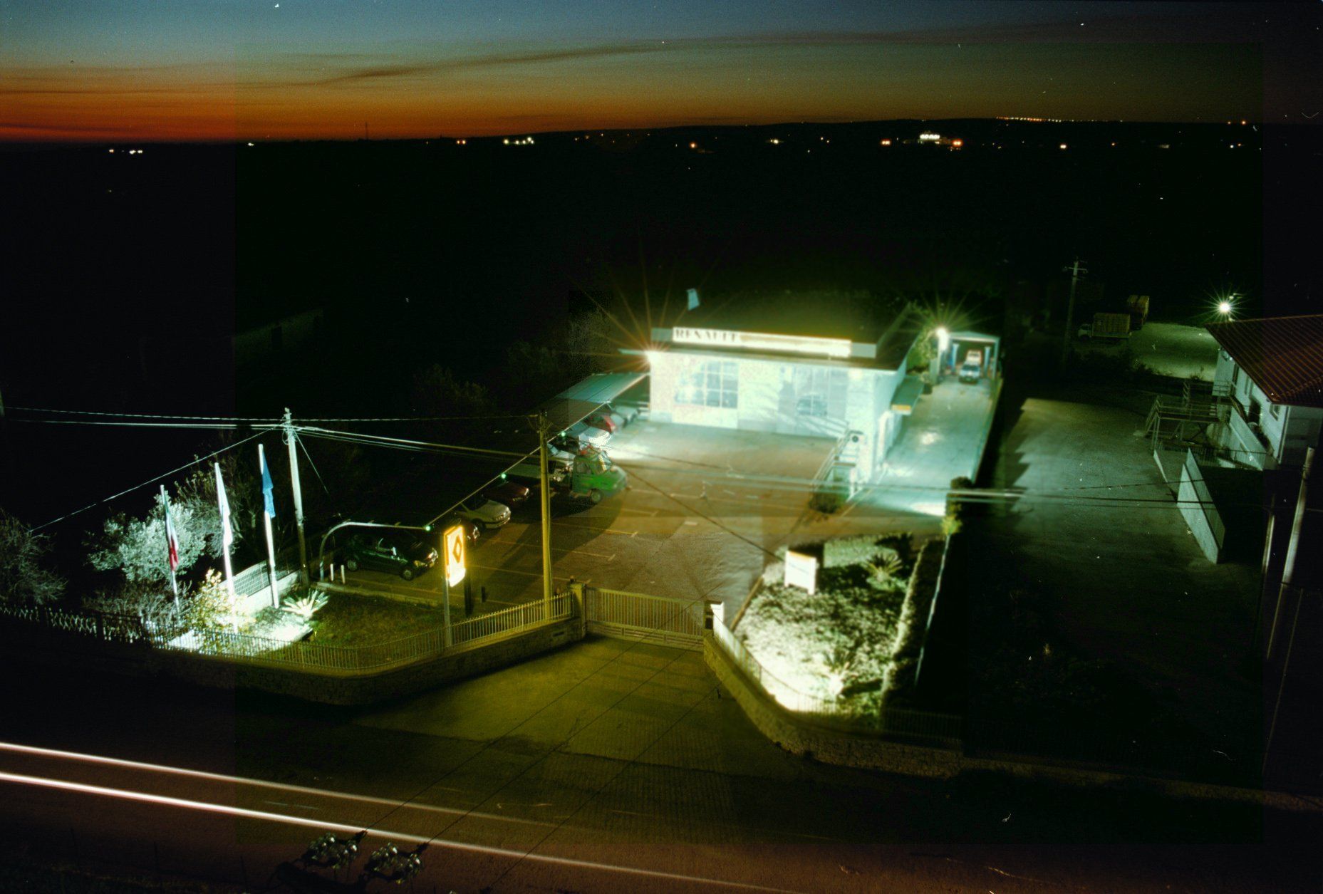 vista dell'autoconcessionaria di martino di notte dall'alto