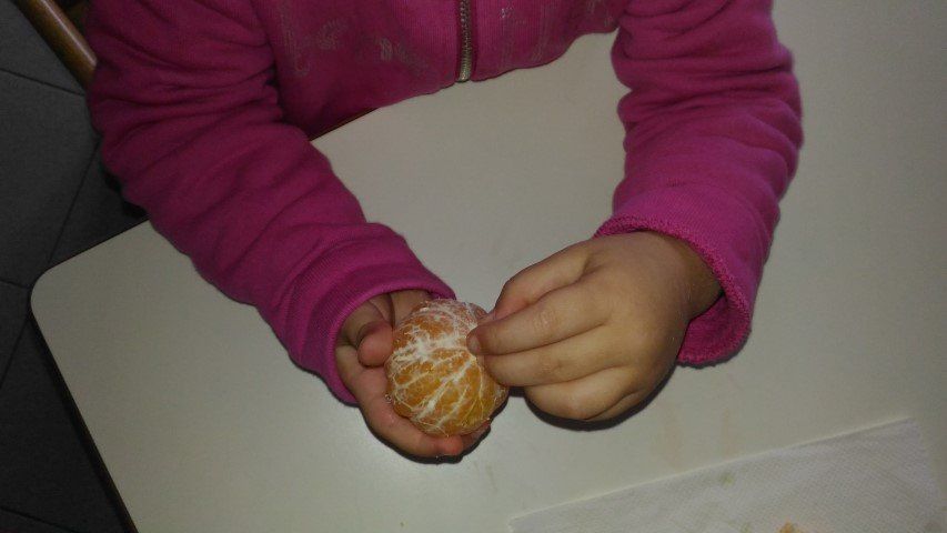 bimba sbuccia mandarino