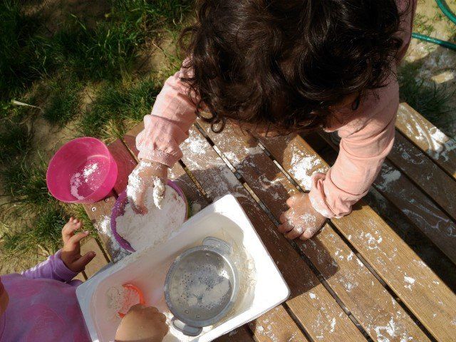 bimba gioca con farina