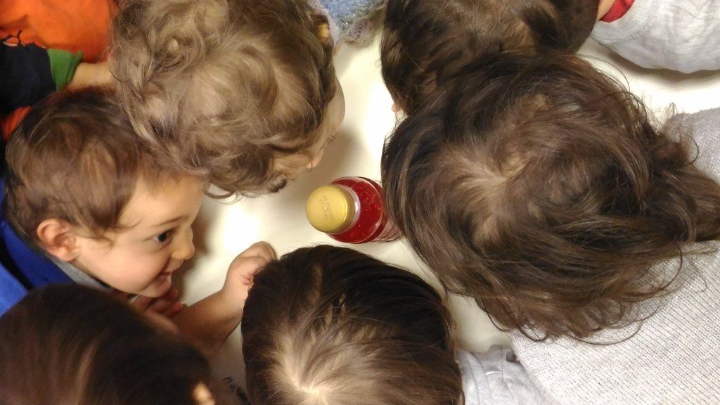 bimbi giocano con bottiglia