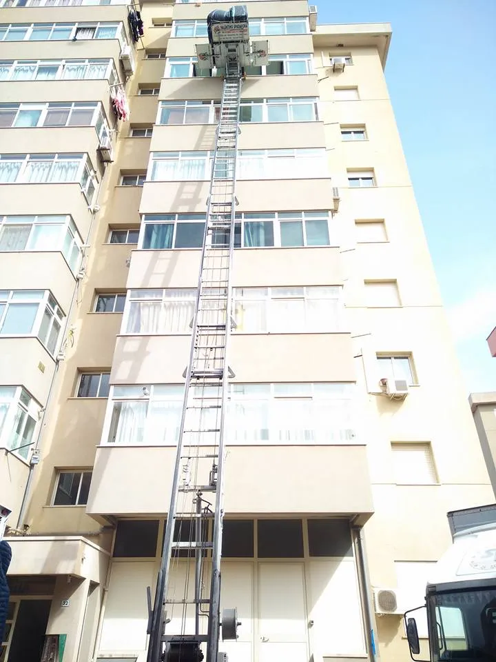 trasloco in un palazzo con autoscala