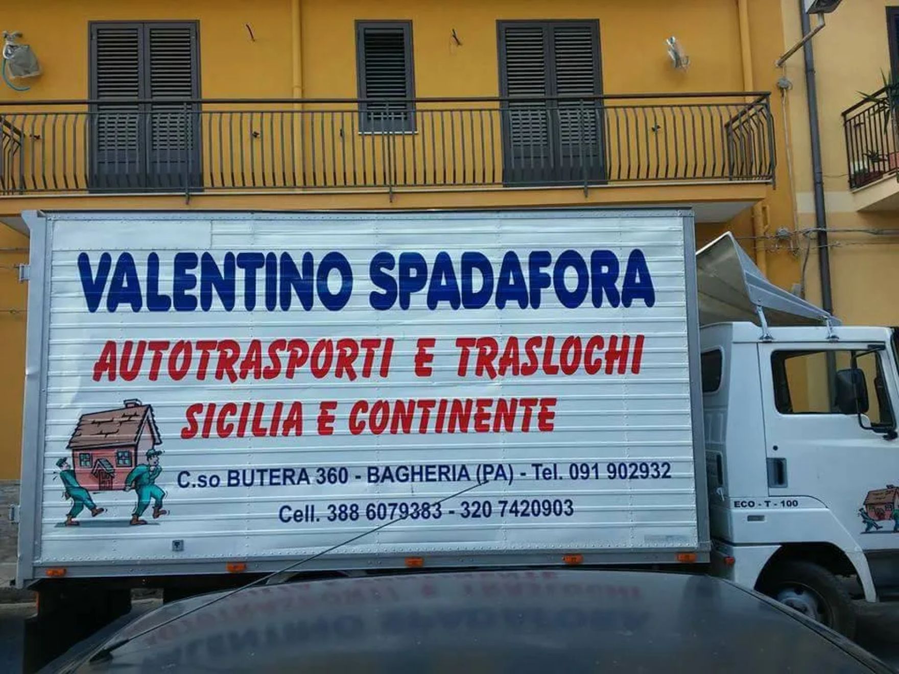 camion di una ditta di traslochi