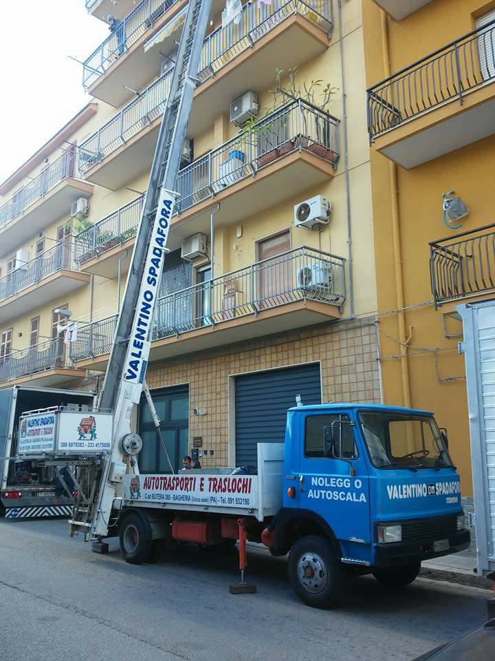 autoscala di un'azienda di traslochi