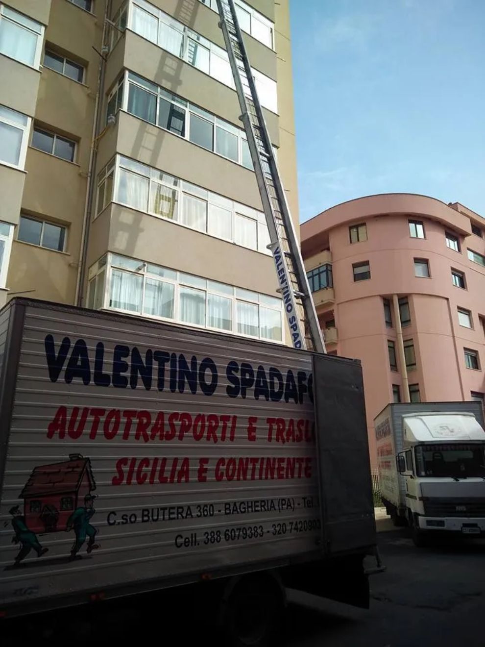 autoscala di una ditta di traslochi