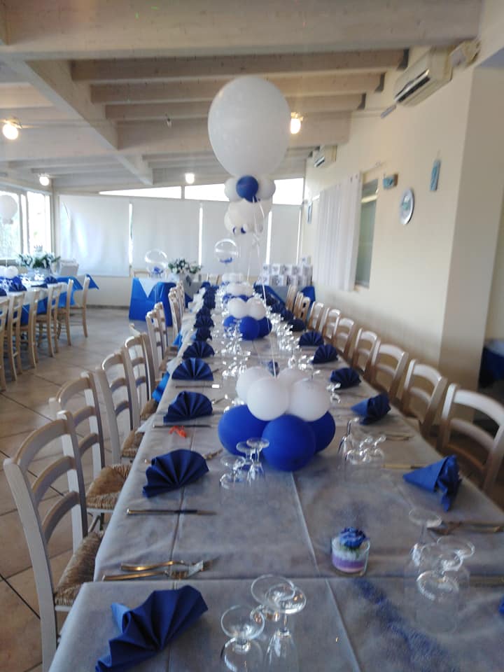 allestimento sala di ristorante con palloncini e centrotavola