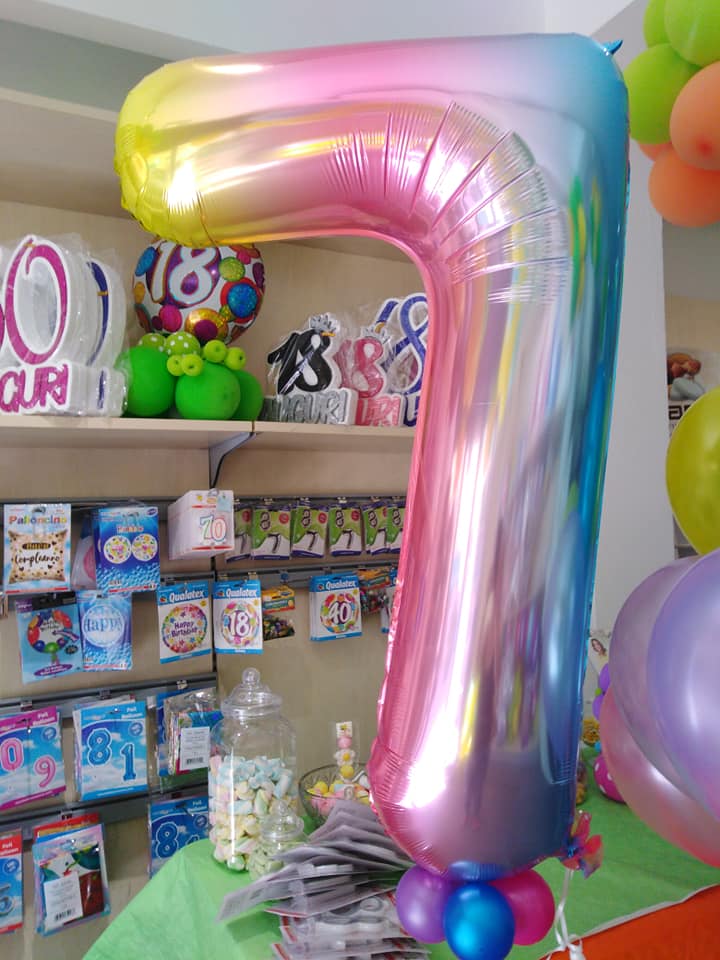 palloncino multicolore a forma di numero 1