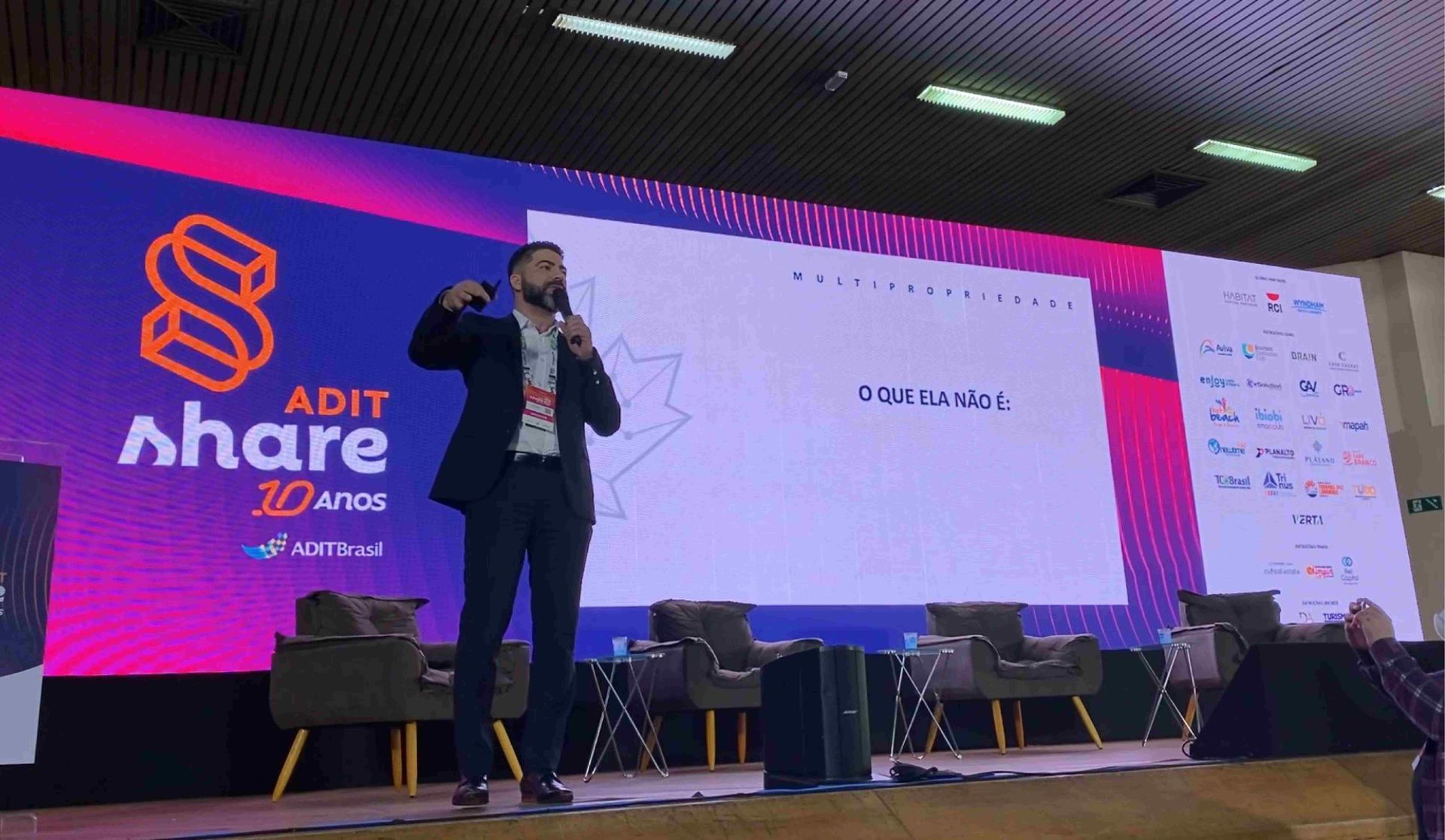 César Mór, CEO da MultiBR, como painelista no ADIT Share 2025, falando sobre salas de vendas.


