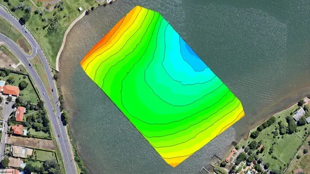 Uma vista aérea de um mapa colorido de um lago