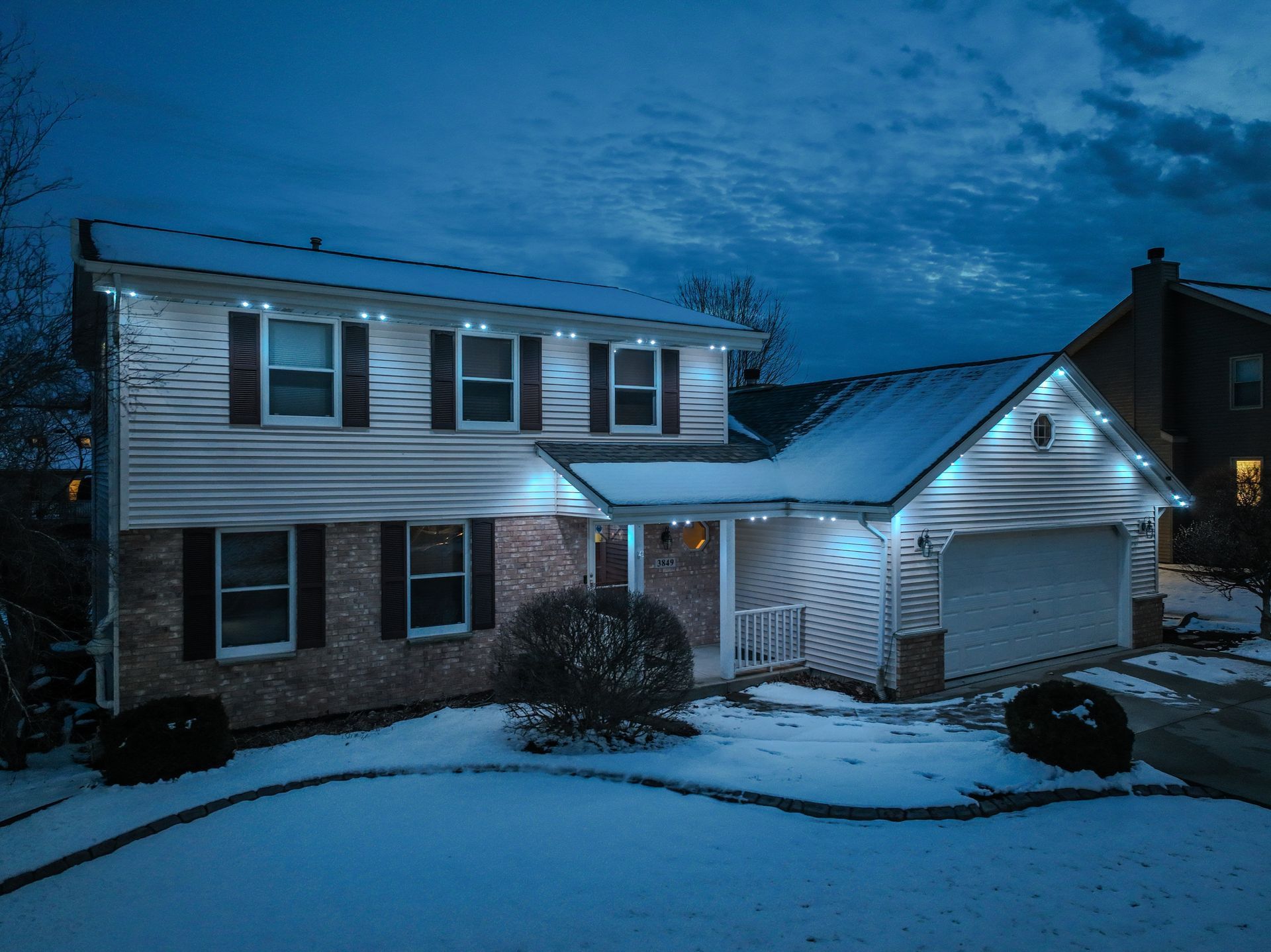 House with Red Lights - Hartford, WI - Brew City Trim Light