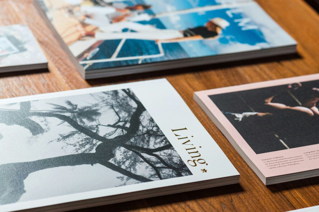 Libros con cubiertas coloridas sobre una mesa de madera, que muestran contenidos de estilo de vida.