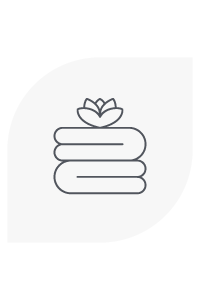 Pila de toallas dobladas con una flor encima.