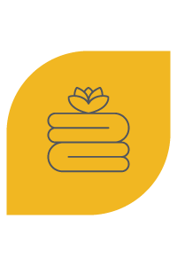 Pila de toallas dobladas con icono de flor, fondo amarillo.