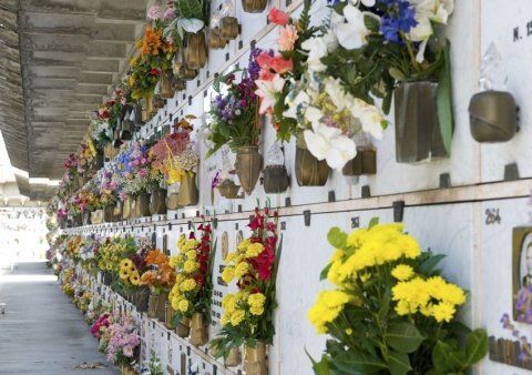 Cimitero con fiori