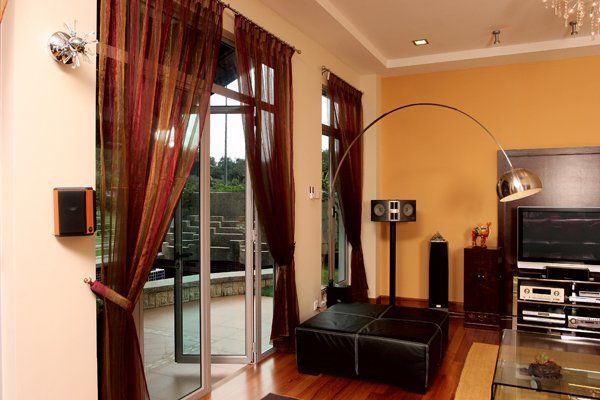 A living room with a couch and a television- past project by De Vetron