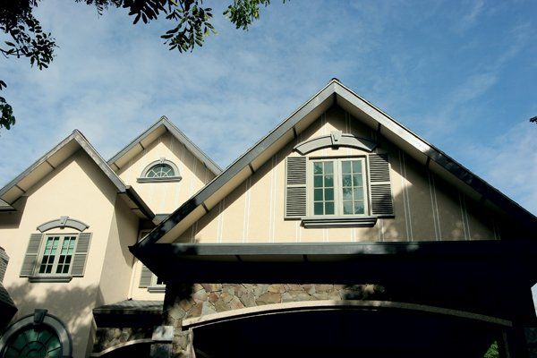 A large house with a lot of windows and a blue sky in the background- past project by De Vetron