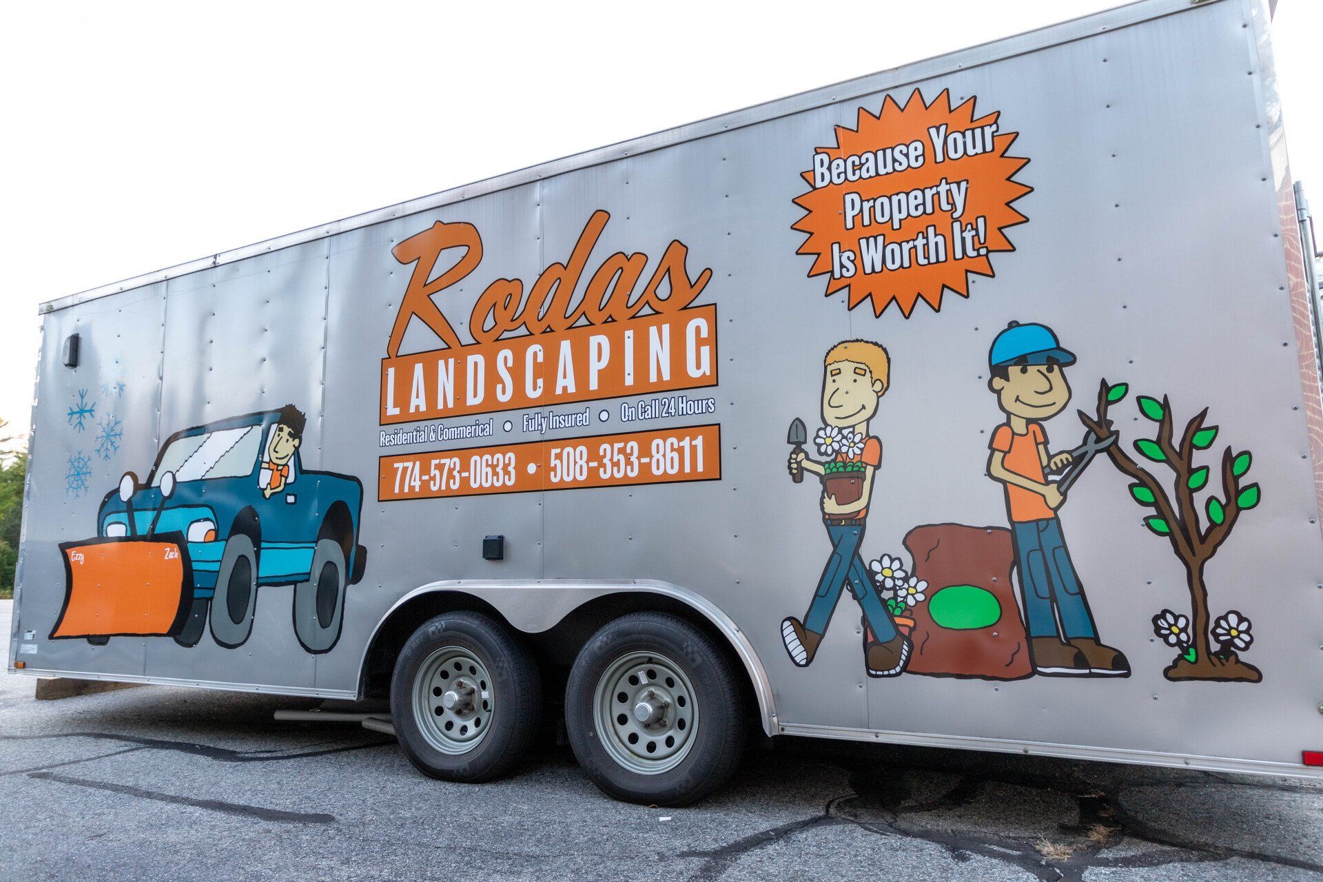 A trailer that says roda 's landscaping on it
