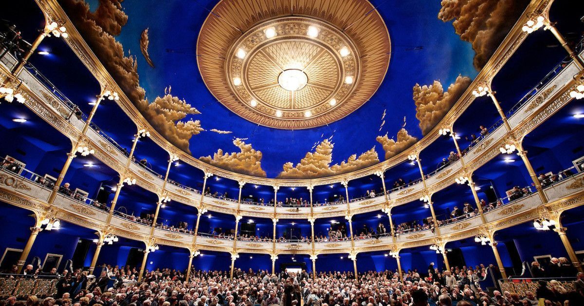 Foto di gente al Teatro Rossetti di Trieste