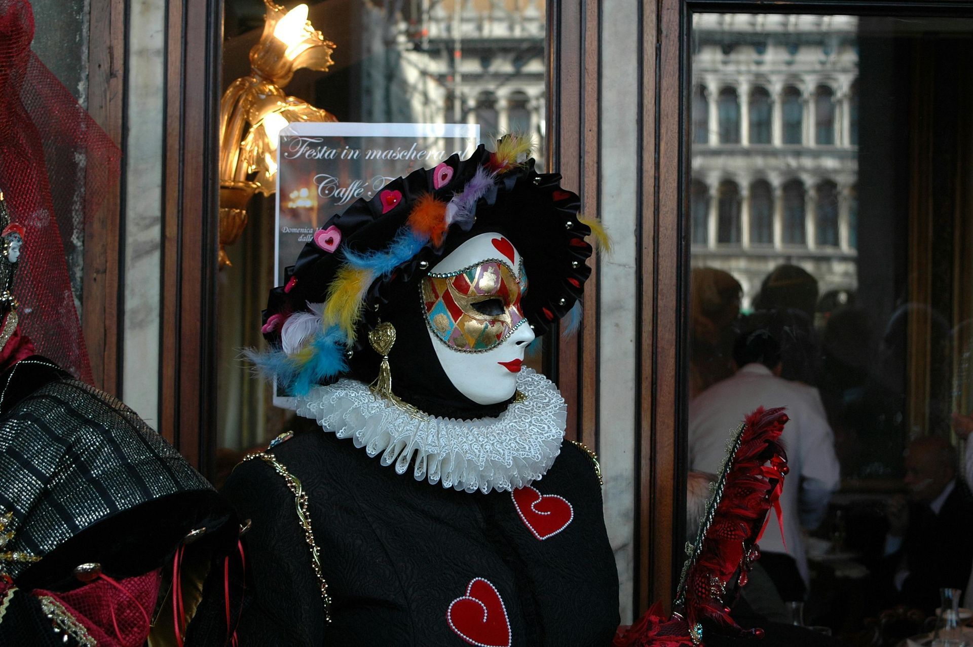 Foto di una persona mascherata per Carnevale