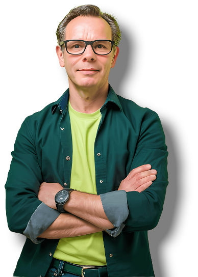 Matthijs met bril, armen over elkaar, draagt een groen shirt over een geel shirt, horloge en spijkerbroek.