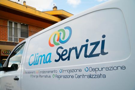 Un uomo tiene in mano un tablet davanti a un quadro elettrico.