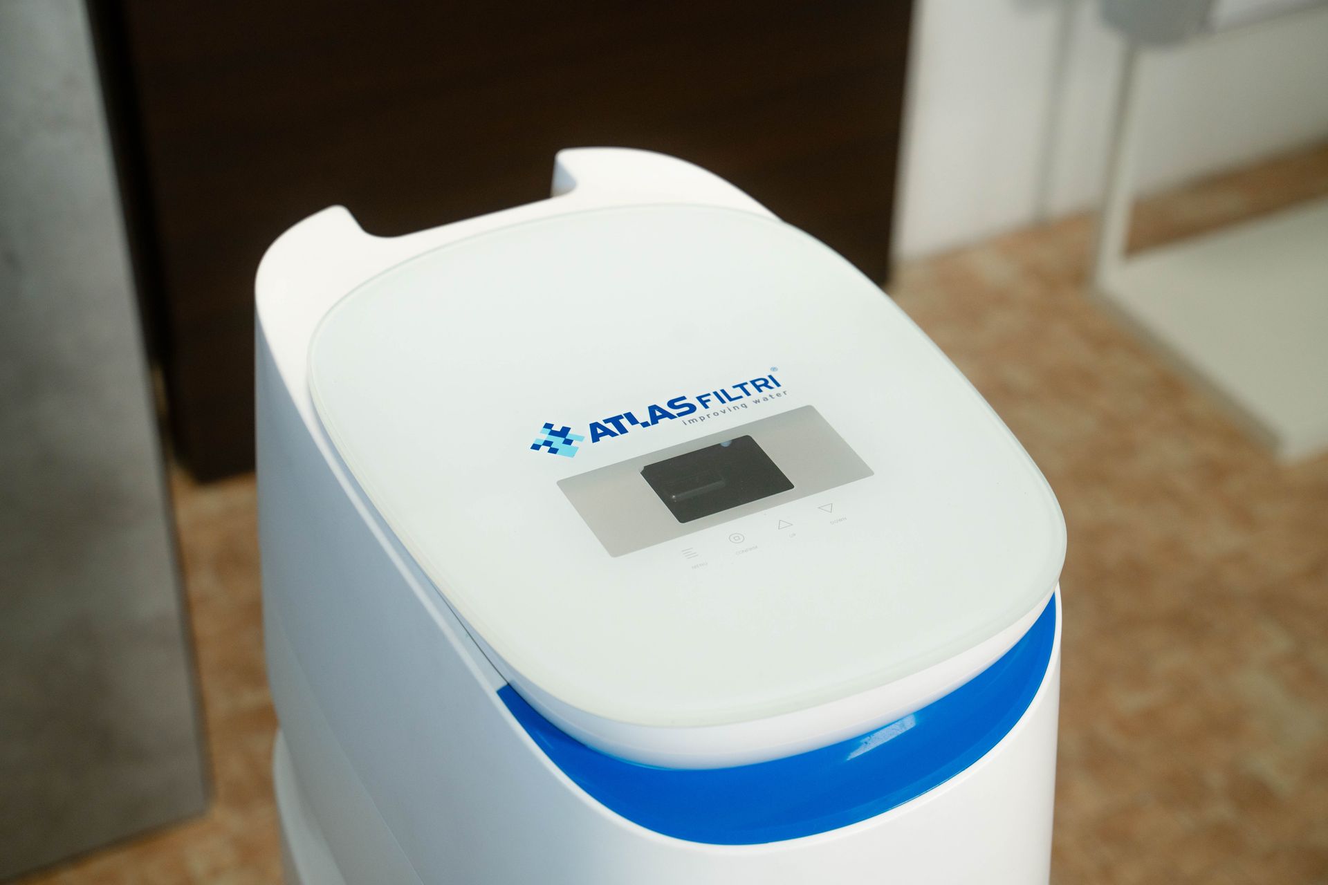 Due uomini stanno installando pannelli solari sul tetto di un edificio.